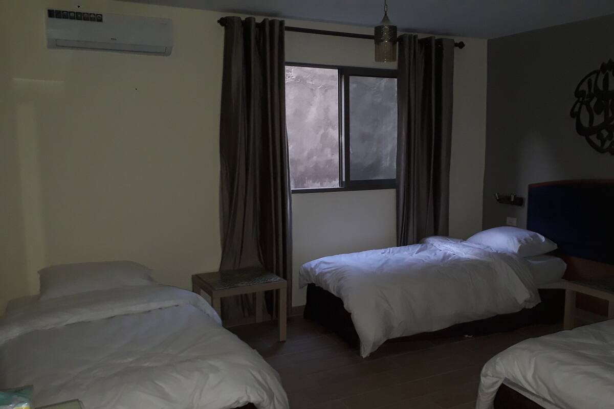 Desk, soundproofing, WiFi (free), bed sheets