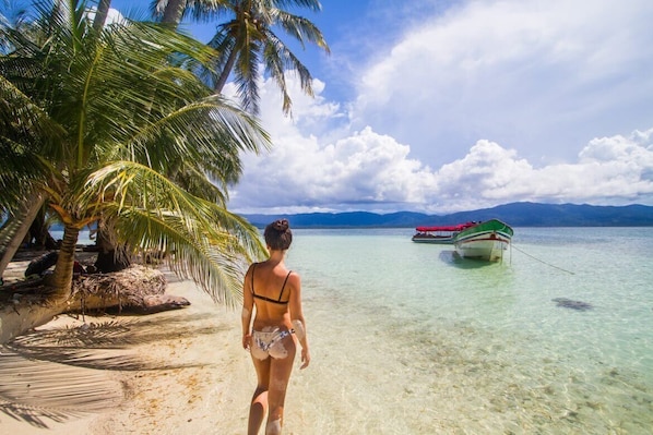 På stranden og solsenger