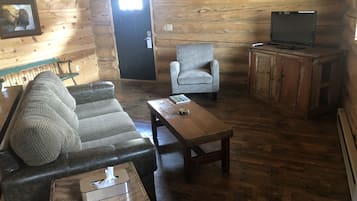 Superior Cabin, 2 Bedrooms, Mountain View | Living area