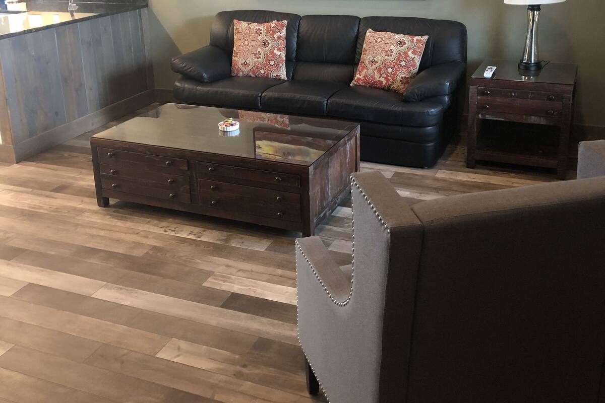 Deluxe Cabin | Living area