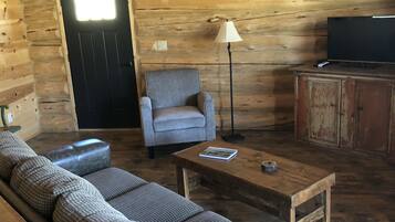 Superior Cabin, 2 Bedrooms, Mountain View | Living area