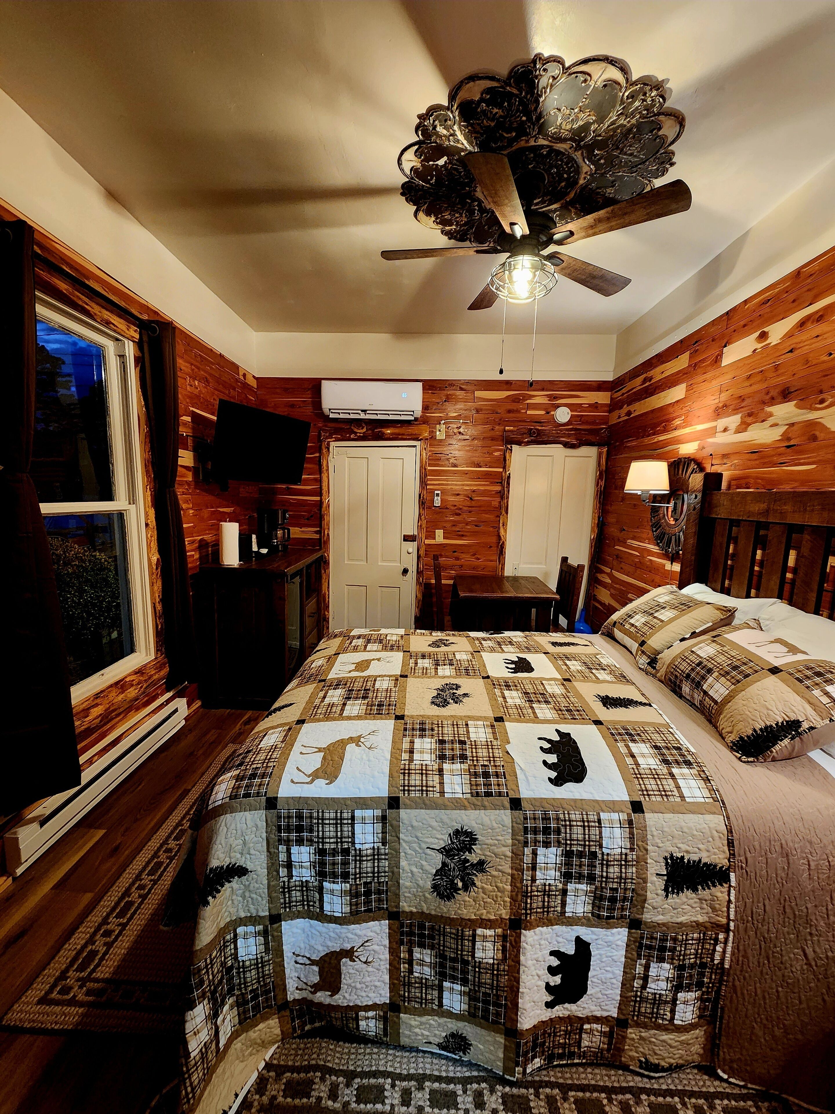 Deluxe Room, 1 Queen Bed, Non Smoking | Premium bedding, pillowtop beds, individually decorated