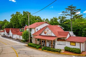 Front of property - Log Cabin Inn (Eureka Springs)