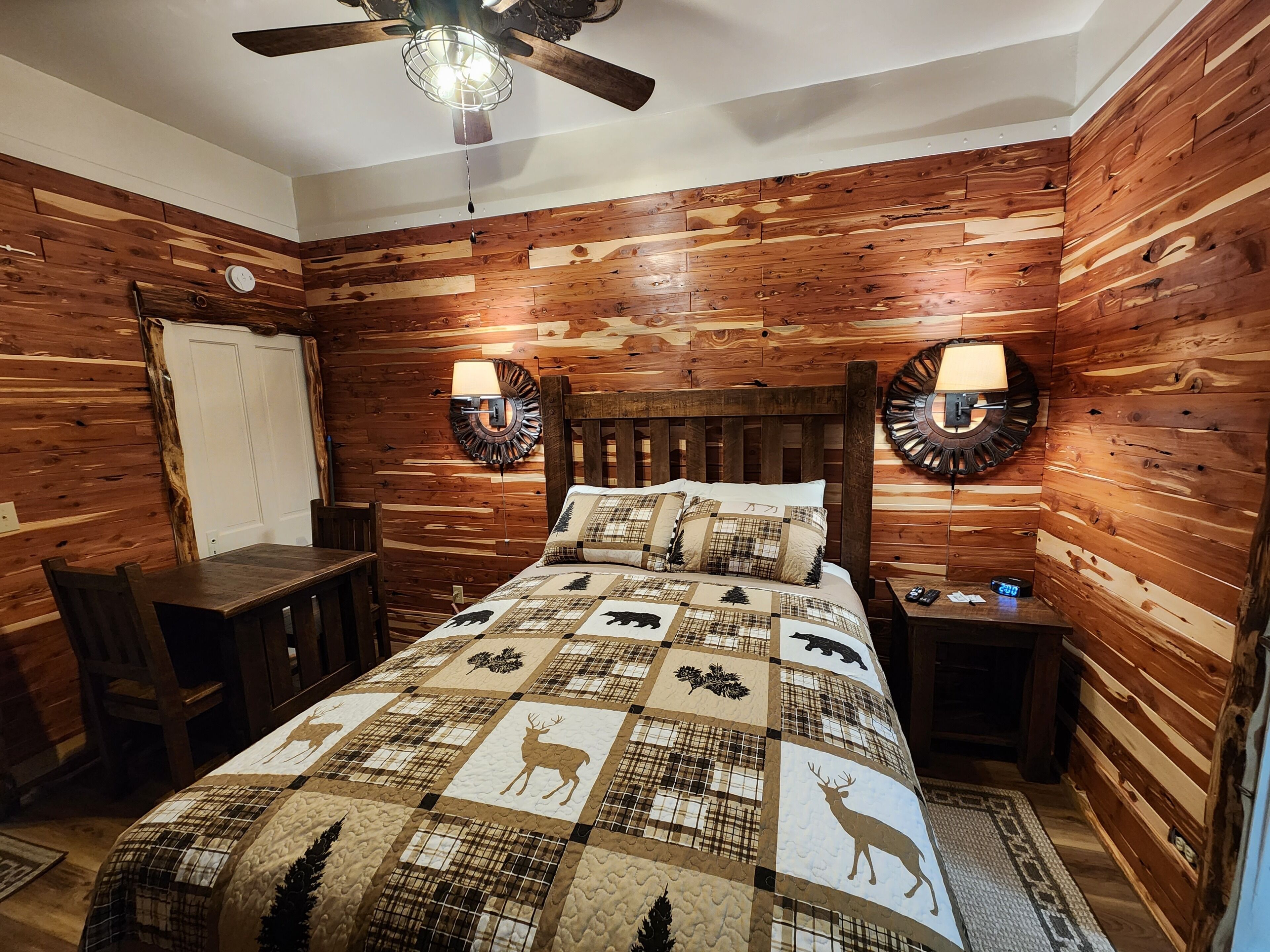 deluxe room, 1 queen bed, non smoking | premium bedding, pillow-top beds, individually decorated
