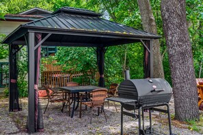 BBQ/picnic area - Log Cabin Inn (Eureka Springs)
