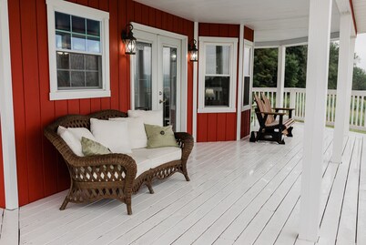 Wrap Around Decks w/Beautiful View & Hot Tub