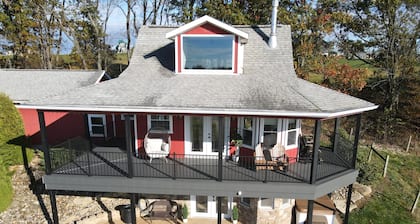 Wrap Around Decks w/Beautiful View & Hot Tub
