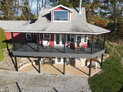 Wrap Around Decks w/Beautiful View & Hot Tub