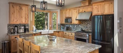 Refrigerador, microondas, horno, placa de cocina