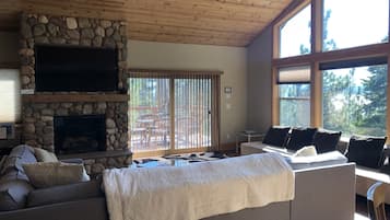 智能電視、壁爐、電子遊戲、足球機