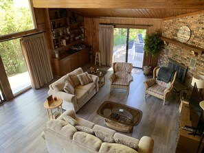 Älytelevisio, takka, kirjoja