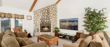 Condo, Berbilang Katil, Patio, Mountain View (1218) | Ruang tamu | Pendiangan