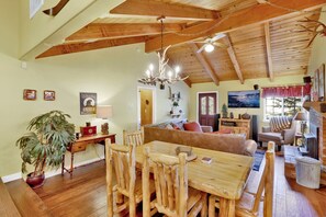 House, Multiple Beds, Hot Tub, Mountain View (1235)