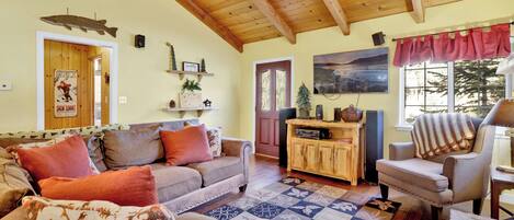 House, Multiple Beds, Hot Tub, Mountain View (1235) | Living area | Fireplace