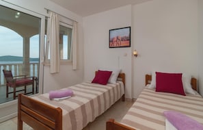 6 chambres, lit parapluie, draps fournis