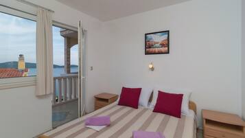 6 bedrooms, travel crib, bed sheets