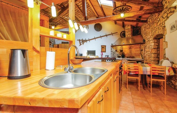 Jääkaappi, liesi, astianpesukone, kahvin-/teenkeitin