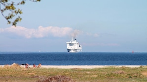 Un gran barco en el océano bajo un cielo despejado.