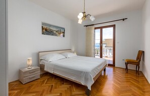 5 bedrooms, travel crib, free WiFi, bed sheets