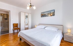 5 bedrooms, travel cot, free WiFi, bed sheets - 5 bedroom amazing home in Klenovica (Klenovica)