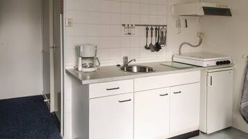 Fridge, stovetop, coffee/tea maker
