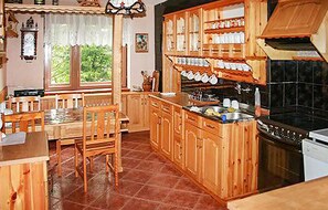 Réfrigérateur, micro-ondes, plaque de cuisson, lave-vaisselle