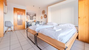 Un dormitorio moderno con una cama de madera, un escritorio y una silla.