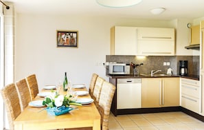 Micro-ondas, cooktop, lava-louças, cafeteira/chaleira
