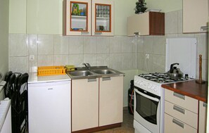 Kühlschrank, Herdplatte, Wasserkocher mit Kaffee-/Teezubehör