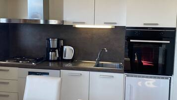 KĂŒhlschrank, Ofen, GeschirrspĂŒler, Wasserkocher mit Kaffee-/Teezubehör
