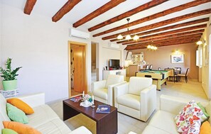 Fernseher, Tischfußball, Tischtennisplatte