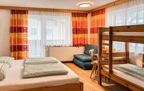 7 bedrooms, travel crib, free WiFi