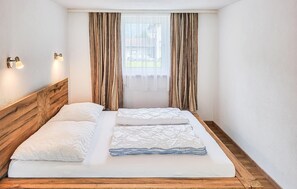 7 bedrooms, travel crib, free WiFi