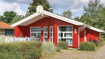 Ein rotes Gebäude mit Satellitenschüssel, mit den Hausnummern 21 und 629, und Fahrrädern vor der Tür.