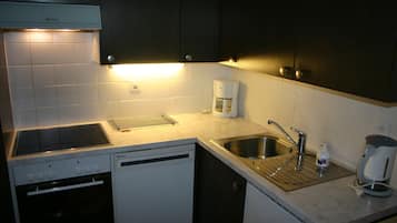 Fridge, oven, dishwasher, coffee/tea maker