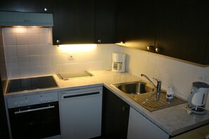 Frigorífico, horno, placa de cocina y lavavajillas