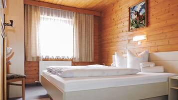 6 Schlafzimmer, Reisekinderbett, WLAN, Bettwäsche