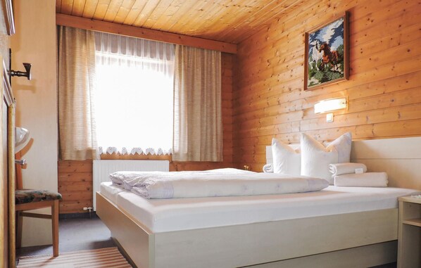 6 bedrooms, travel crib, WiFi, bed sheets