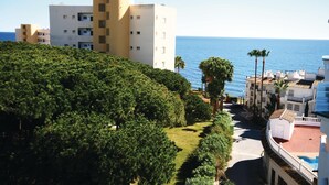 A coastal hotel with multiple buildings, a clear view of the sea, and a well-maintained garden area. - Beautiful apartment in Calahonda (Calahonda)