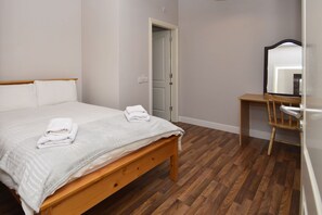 3 chambres, fer et planche à repasser, Wi-Fi, draps fournis