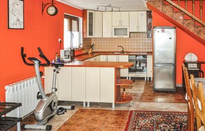 Réfrigérateur, micro-ondes, plaque de cuisson, cafetière/bouilloire