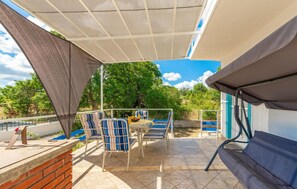 Outdoor dining - Beautiful home in Podgradina (Podgradina)