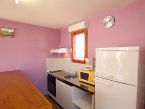 Fridge, microwave, dishwasher - Coastal house pet-friendly in Surtainville (Surtainville)