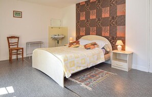 3 chambres, lit parapluie, draps fournis