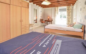 3 dormitorios, cuna de viaje, ropa de cama