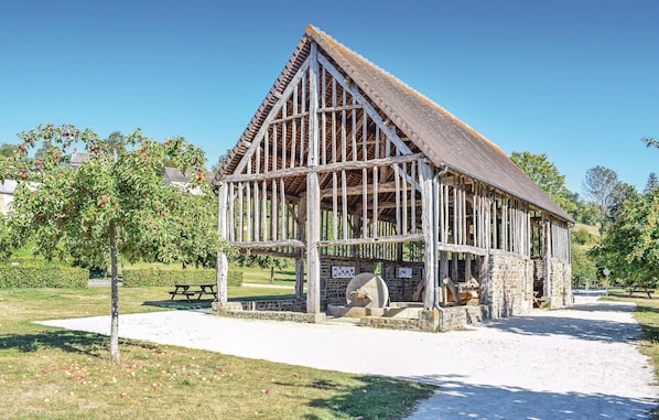 Outdoor dining - Stunning home in Lonlay l'Abbaye (Lonlay l'Abbaye)