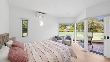 4 bedrooms, desk, iron/ironing board, free WiFi