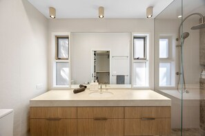 Combined shower/tub, hair dryer, towels, soap - THE LODGE - TENNIS,LGE SPA,WOOD FIRE, (Anglesea)