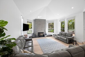 TV connectée, cheminée, lecteur de DVD, jouets