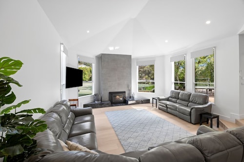 THE LODGE - TENNIS,LGE SPA,WOOD FIRE,